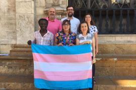 Els dirigents de MÉS per Mallorca amb la bandera 'trans'.