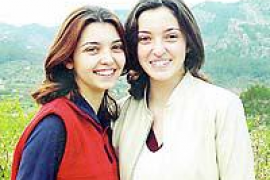 Maria del Mar i Laura, molt sonrients.