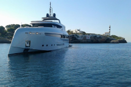 Un iot de 40 metres fondeja sobre una pradera de posidònia a Portocolom 