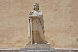 L’Ajuntament de Maó substitueix la inscripció franquista del monument a Alfons III