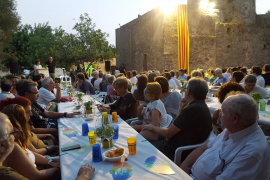 Més de 200 persones participen al sopar d'estiu de MÉS, centrat en recordar i homenatjar Llompart