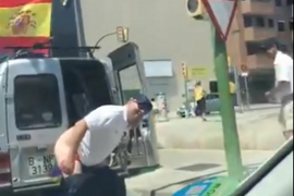 [VÍDEO] Enregistren un home rentant-se el cul amb una estelada enmig del carrer