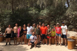 Retiren dos quilos de residus del fons marí de Cala Falcó 