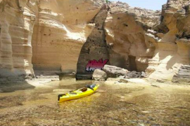 Apareixen un grafitti a una cala de marès prop de Cala Varques