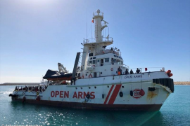 Arriba a Palma el vaixell d'Open Arms amb una persona rescatada i dos cadàvers