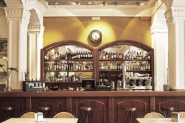 La propietària del Café Colón: «El cambrer entén poc el mallorquí però ja quan li xerren el català se perd»