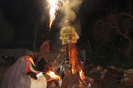 El primer foc de la Vall ha estat enguany el d'Albaïna. José Ramón Bauzá i la seva política lingüística hi foren "convidats".
