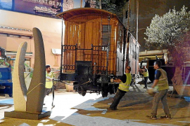 Complexa col·locació del furgó-oficina al mollet