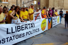 El crit de 'Llibertat presos polítics!' fa emmudir els visques al rei espanyol