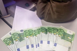 Un ciutadà troba una motxilla amb més de mil euros i la duu a la Policia Local
