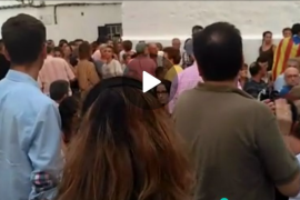 [VÍDEO] Protesta antifeixista i a favor dels presos polítics, pacífica i silenciosa, davant Albert Rivera a Menorca