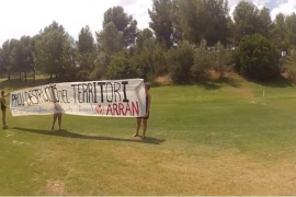 Arran desplega una pancarta al camp de golf de Son Vida contra el «turisme d’elit»