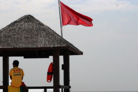Bandera vermella, de nou, a la platja de Can Pere Antoni
