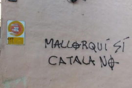 Retiren la pintada d’odi de l’escola Mata de Jonc 