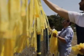[VÍDEO] El jocós muntatge dels que es dediquen a arrebassar llaços grocs 