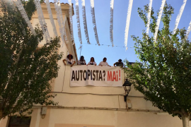 Despleguen una pancarta en contra de l’autopista de Llucmajor a Campos al ‘Cosso’