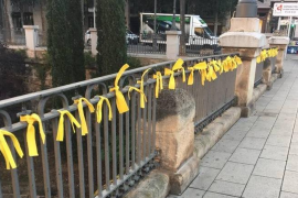 Es multipliquen els llaços grocs al pont de sa Riera de Palma