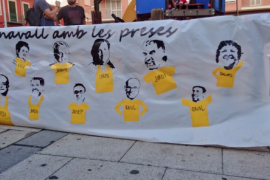 Segons Arran «el cos policial va requisar els cartells de l'associació» Voltor Negre.