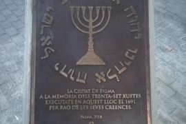 Placa en memòria dels 37 xuetes executats a la plaça Gomila de Palma l'any 1691