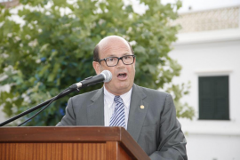 L'expresident del Parlament Joan Huguet es fa passar per Franco ressuscitat