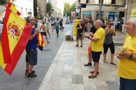 Un provocador insulta, amenaça i escup a la paradeta de l'ASM i els vianants li recriminen.
