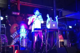 El directe del duet Jansky ofereix una experiència única, amb moments de pista de ball, experimentació jazzística i improvisació.