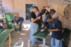 Els mariners, treballant al casal municipal.