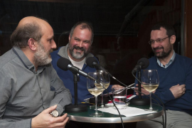 El programa, presentat per Miquel Àngel Ballester, va comptar amb la col·laboració de Joan Cuscó, filòsof, professor i expert en vi i José Luís Martínez, llibreter, filòsof, professor i propietari de la Biblioteca de Babel, una llibreria-vinoteca referent per als amants del vi i de la cultura