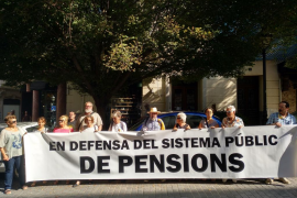 Pensionistes protesten davant la Delegació del Govern espanyol i anuncien accions