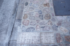 Membres de la comissió Llimona davant la seu d'Arca a Palma.