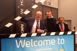 Ensenyat al costat de l'actor Pilou Asbaeck durant un acte promocional.