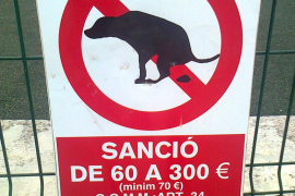 Un des cartells col·locats al municipi.