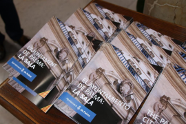 Noguera presenta un fullet explicatiu sobre la història de l’edifici de l’Ajuntament