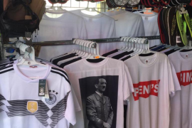 El tuitaire ha compartit a través de la xarxa social algunes quantes imatges de la camiseta de Hitler.