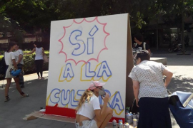 Imatge de la pintada d'un mural amb el lema de la Diada organitzada per l'OCB.