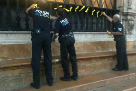 La Policia de Noguera lleva els llaços grocs de la façana de Cort