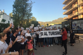 Unes 50 persones es manifesten al Port per la suposada 'turismefòbia' d'una exposició