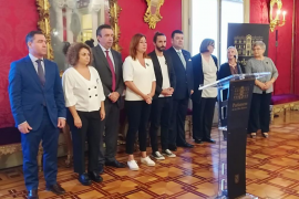 El Parlament guarda un minut de silenci i encén una espelma per les víctimes de les inundacions