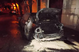 Estat en que quedà el vehicle després de ser sufocat el foc pels bombers. Estava situat just davant el portal de la casa de Simarro.