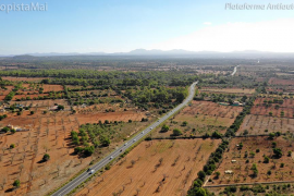 La Plataforma Antiautopista documenta amb imatges aèries la «depredació» que suposa l'autopista Llucmajor-Campos.