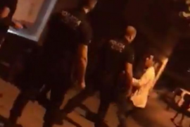 [VÍDEO] «Vine aquí marieta», crida un policia a un jove després de pegar-li quatre porrades