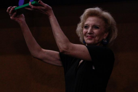 L'actriu Marisa Paredes amb el Premi Honorífic EMIFF.