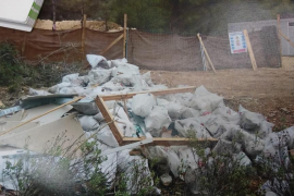 Cerquen el responsable de l’abocament de 150 sacs d’enderrocs en un solar de Calvià