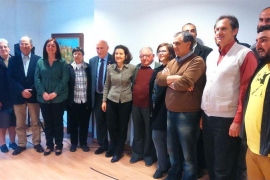 Els representants del Govern i les entitats socials al centre de dia de Valldemossa. 