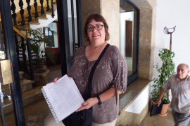 Una veïna que ha impulsat la recollida de firmes les va presentar dilluns a l'Ajuntament.