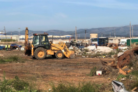 Cort retira 13 tones de residus i 14 cotxes ubicats a l’entrada de Son Banya