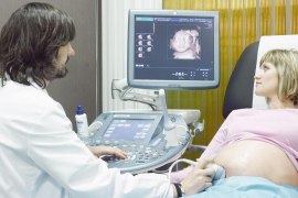 El Parlament insta el Govern a garantitzar el dret a la no discriminació per maternitat en les oposicions