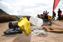 Més de 160 alumnes de s'Arenal recullen 209 quilos de residus dels deltes de Maioris