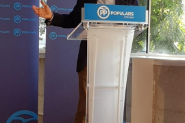 Biel Company fent el gest d'una postura solemne durant la seva intervenció a Eivissa.