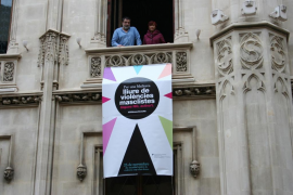 El Consell i 56 ajuntaments penjen una bandera pel Dia contra la violència masclista